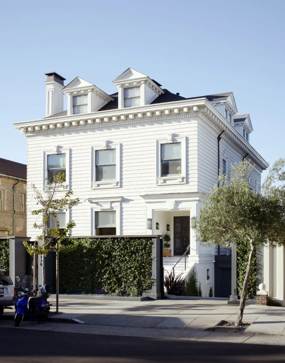 Exterior of an all white San Francisco townhouse in Pacific Heights