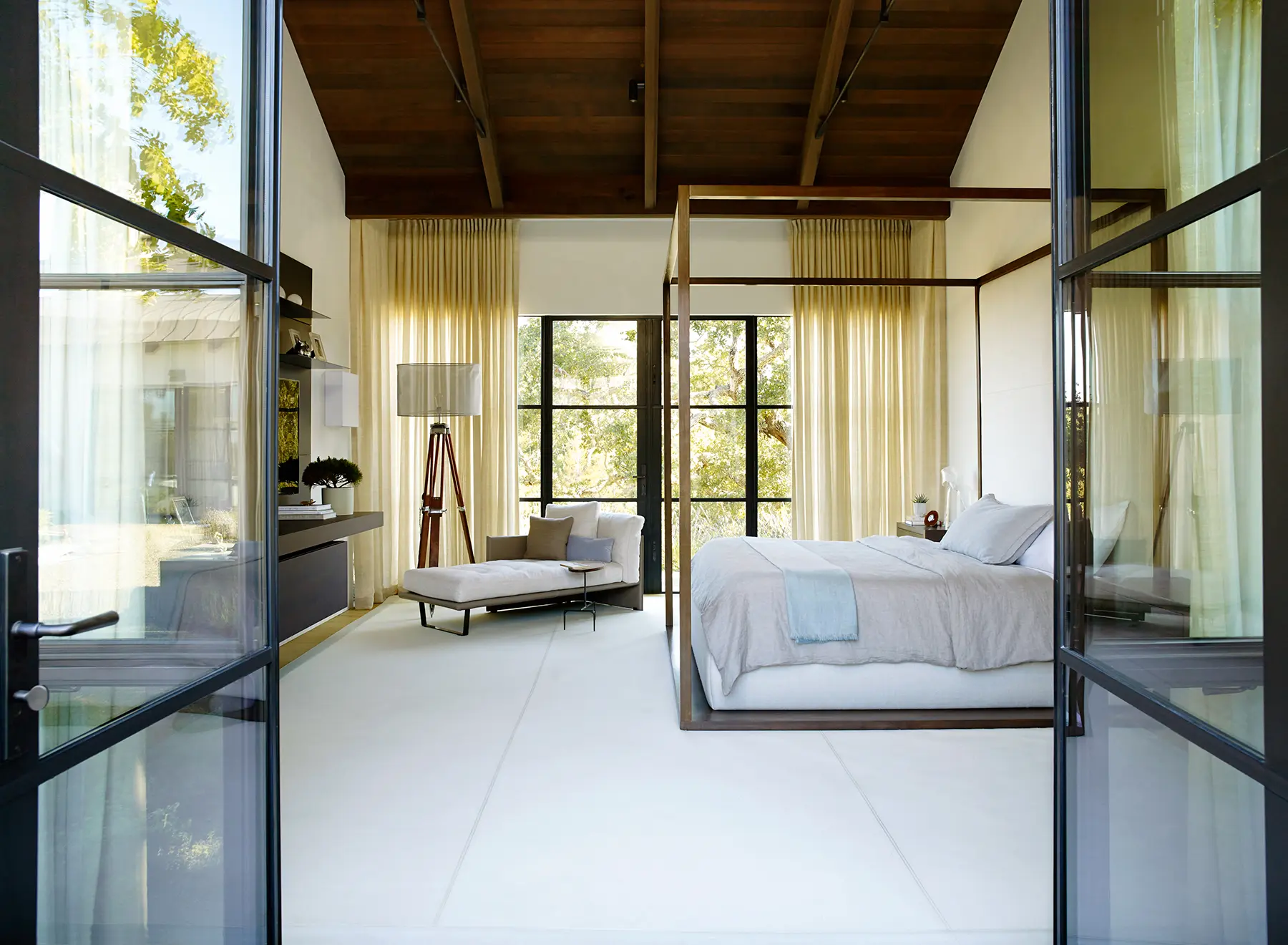 image of butler-armsden-portola-valley-courtyard-house-master-bedroom.jpg