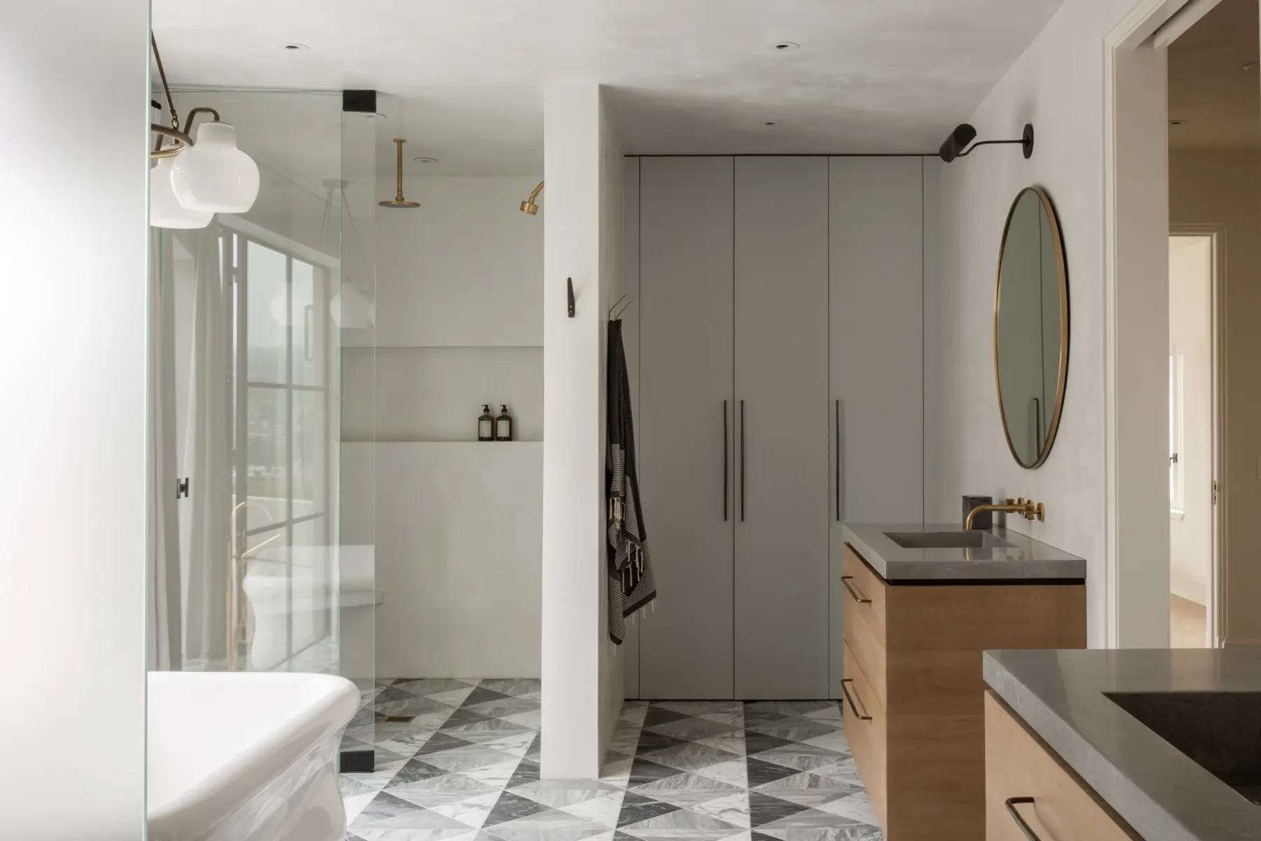 image of butler-armsden-seacliff-sculptural-master-bath.jpg