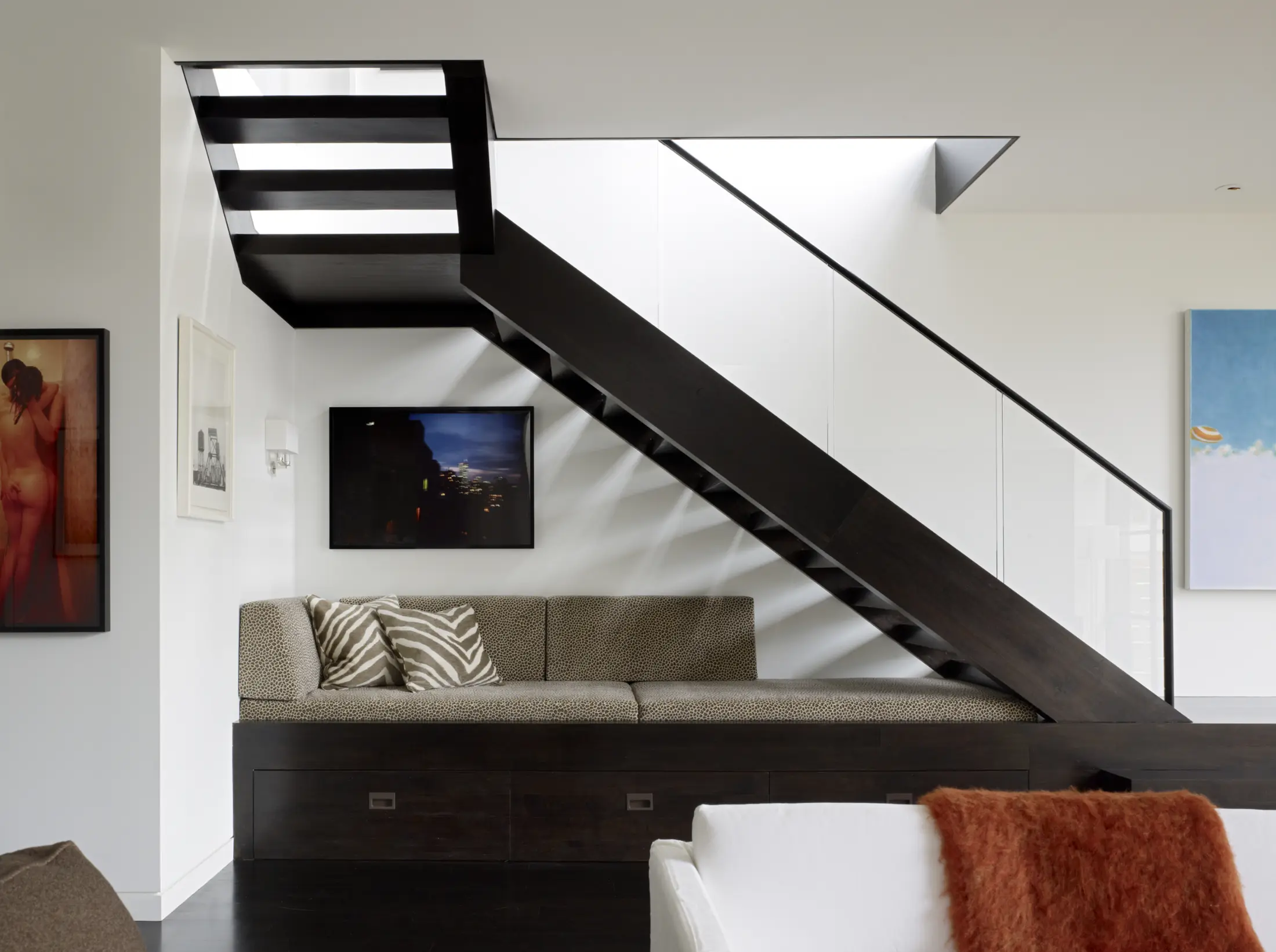 image of butler-armsden-seidenberg-below-staircase-sitting-area.jpg