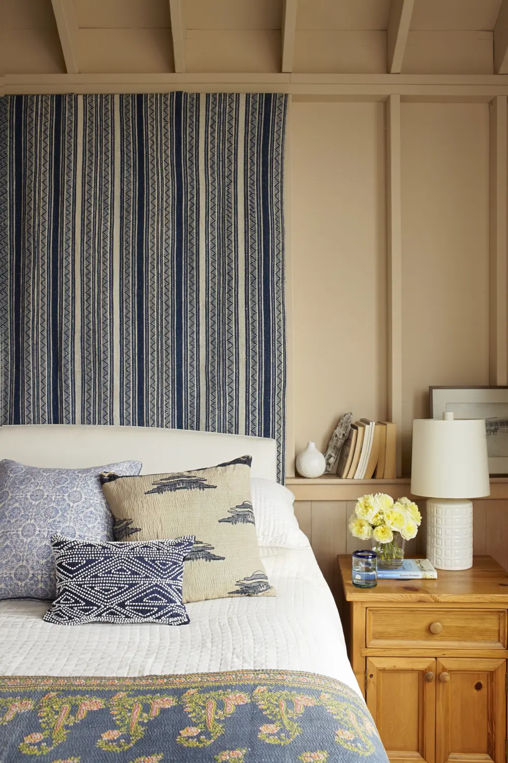 image of butler-armsden-stinson-beach-house-bed-details.jpg