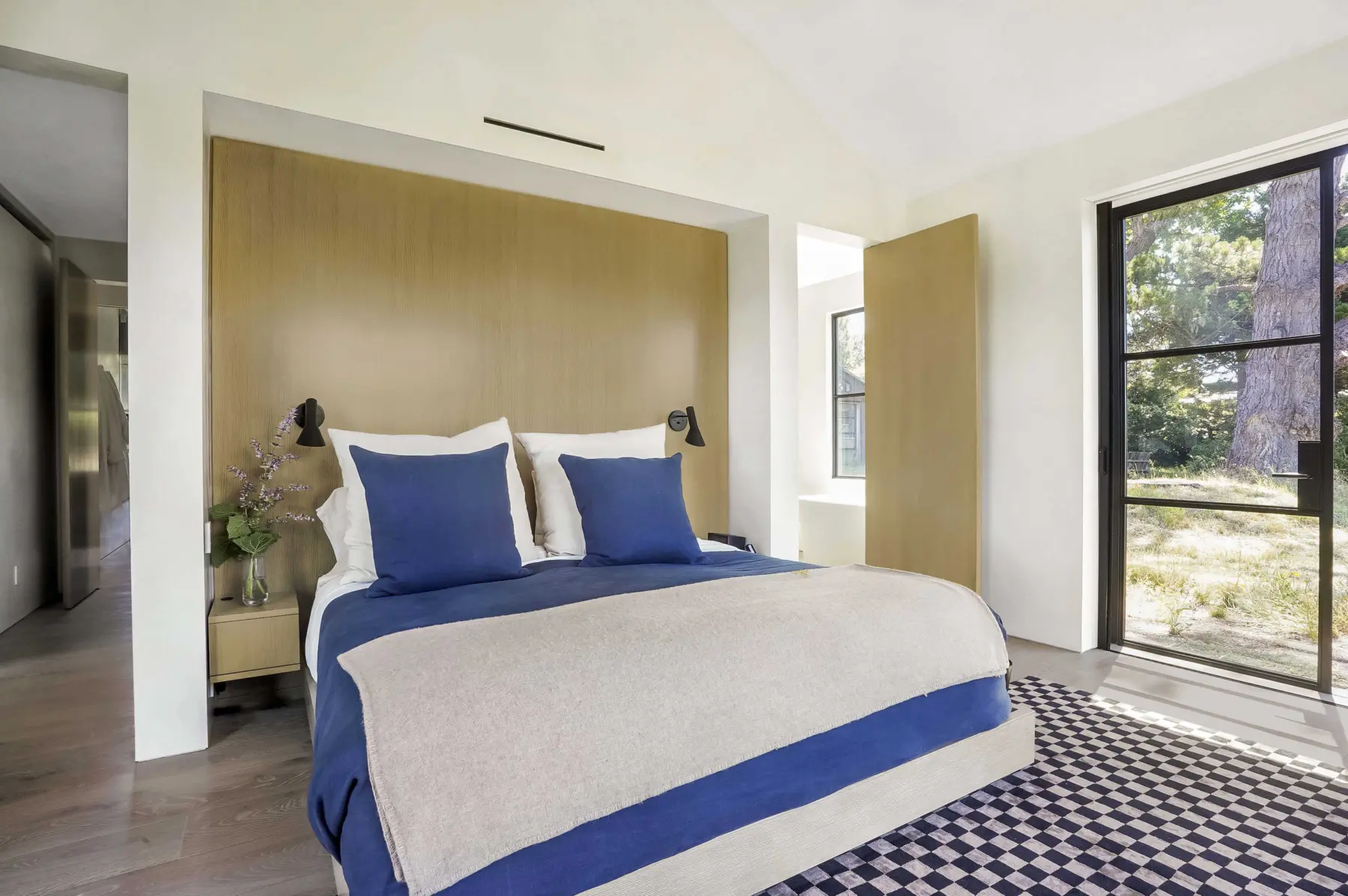 image of butler-armsden-point-reyes-residence-master-bed.jpg